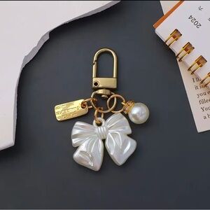 NWT! Creative Personality Pearl Hollow Love Bow Keychain Bag Pendant Exquisite.